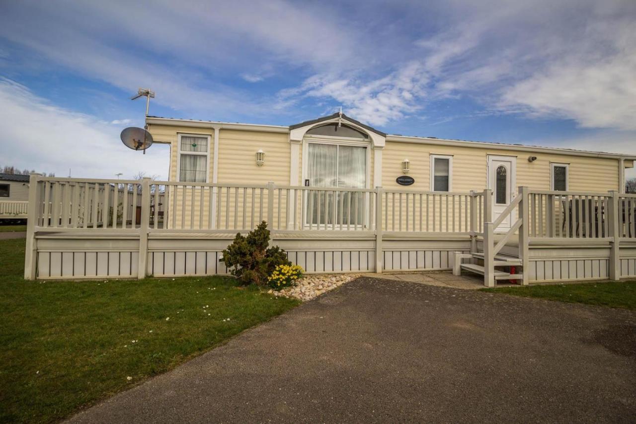 Brilliant Caravan For Hire At Manor Park In Hunstanton Norfolk Ref 23176K Hotel Buitenkant foto