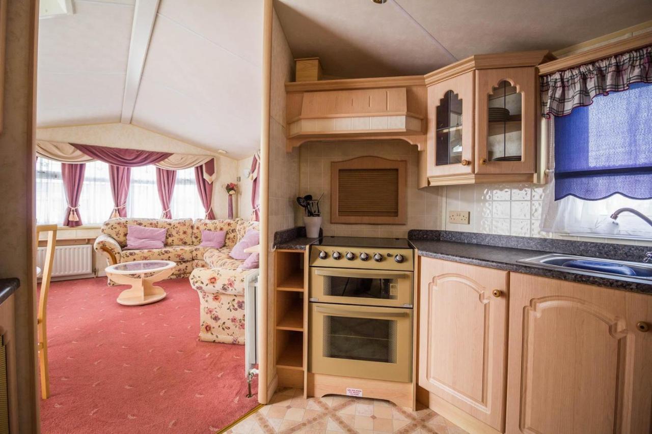 Brilliant Caravan For Hire At Manor Park In Hunstanton Norfolk Ref 23176K Hotel Buitenkant foto