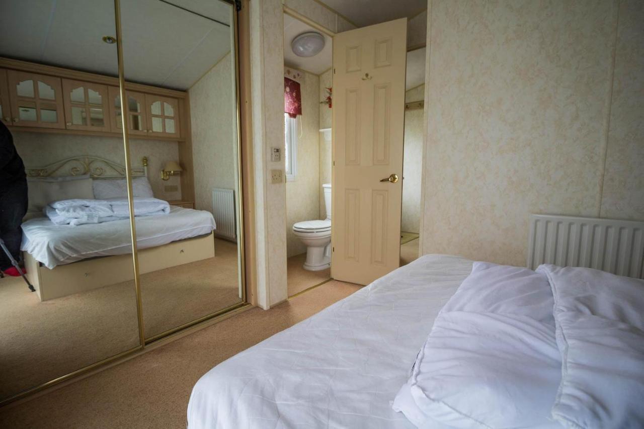 Brilliant Caravan For Hire At Manor Park In Hunstanton Norfolk Ref 23176K Hotel Buitenkant foto