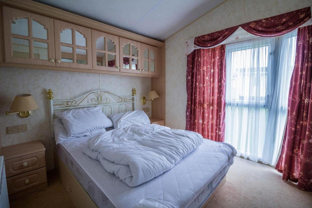 Brilliant Caravan For Hire At Manor Park In Hunstanton Norfolk Ref 23176K Hotel Buitenkant foto
